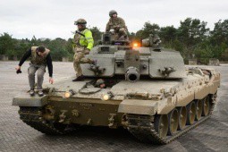 Báo Anh: Nguy hiểm tiềm ẩn ở xe tăng Anh gửi đến Ukraine