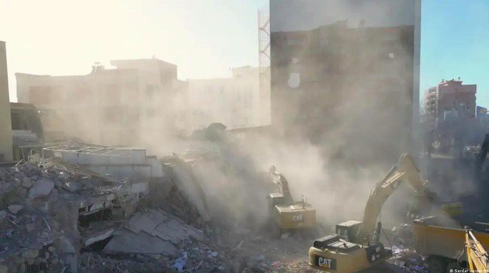 Các đội vẫn đang thực hiện việc phá dỡ những tòa nhà bị hư hại trong trận động đất hồi tháng 2, khiến hàng chục ngàn người thiệt mạng. Ảnh: DW