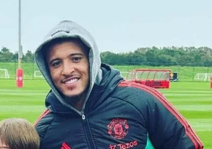 Sancho chụp ảnh cùng fan tại trung tâm huấn luyện Carrington