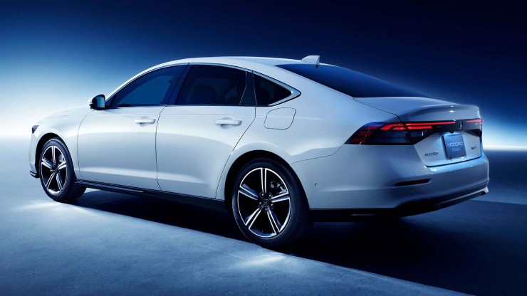 Đèn hậu thiết kế nối liền. 