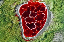 Du lịch - Hồ nước có hình dạng như quả tim máu, tỏa ra mùi thơm