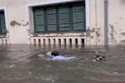 Bạn trẻ - Cuộc sống - Học sinh bơi giữa sân trường trong ngày mưa ở Hà Nội HOT nhất tuần