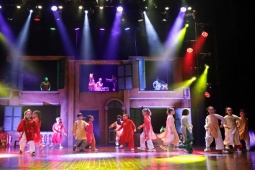 Nhạc - Khán giả vỡ òa với màn trình diễn của 52 vũ công "Sắc màu tuổi thơ"