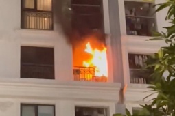 Tin tức trong ngày - Khói lửa bao trùm căn hộ chung cư ở Hà Nội, nhiều người tháo chạy