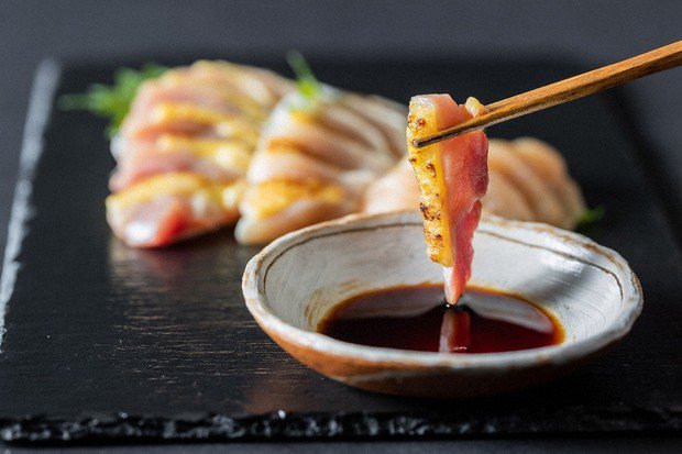 Món sushi thịt gà sống của người Nhật khiến thực khách “khiếp vía” - 5