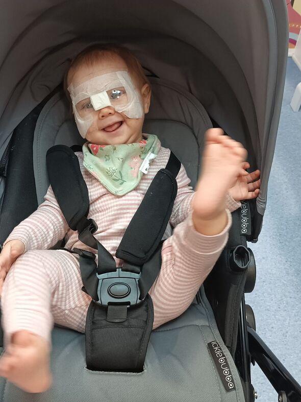 Em bé có đôi mắt xanh đẹp hút hồn - nhưng đó là một triệu chứng nghiêm trọng - 2