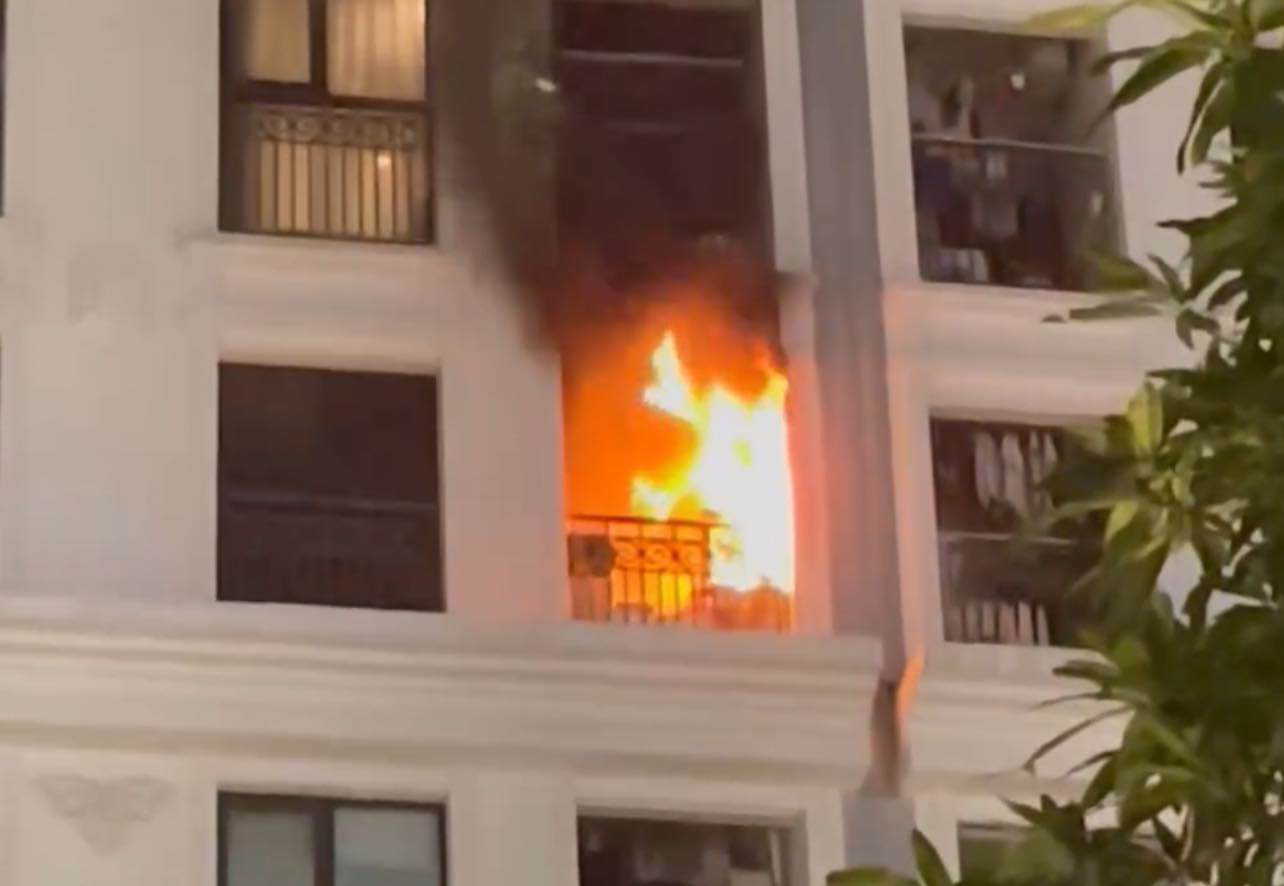 Đám cháy xuất phát từ khu vực ban công một căn hộ tầng 6.