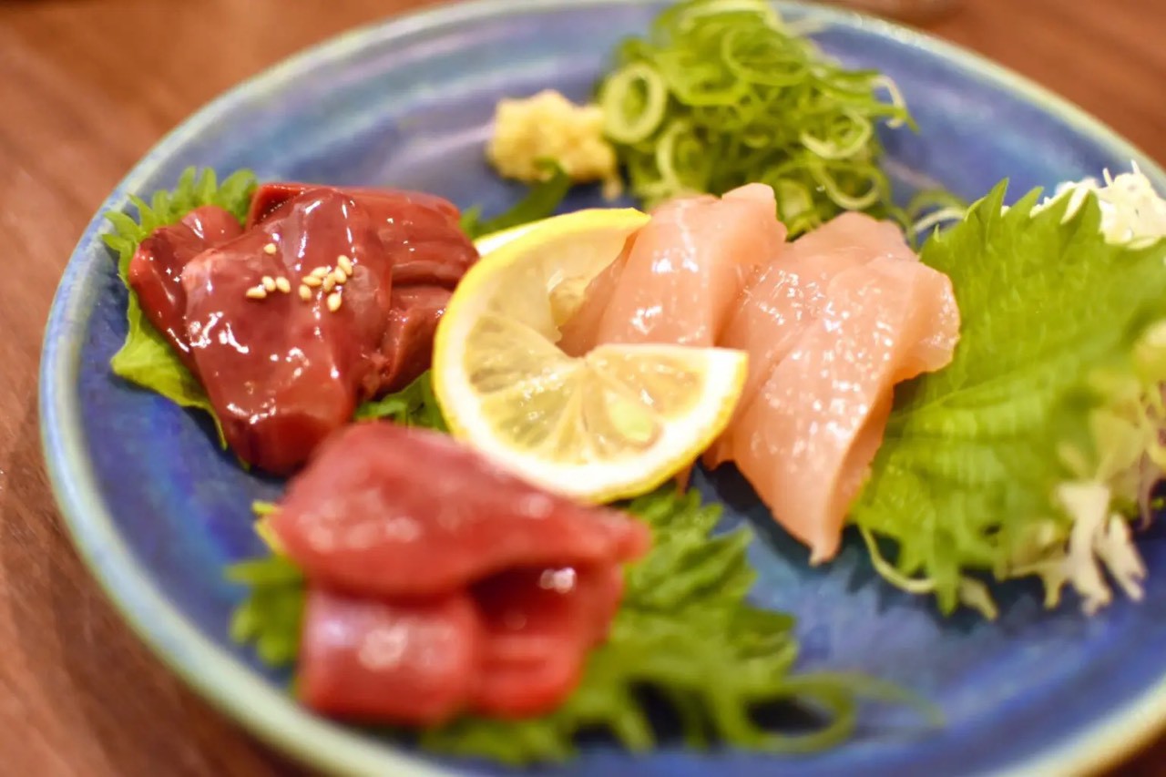 Món sushi thịt gà sống của người Nhật khiến thực khách “khiếp vía” - 1