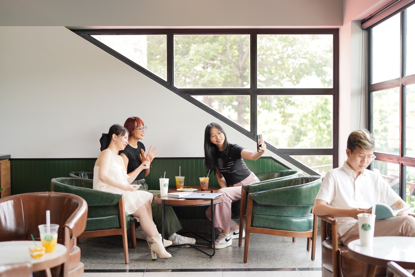 Phúc Long thu hút nhiều bạn trẻ đến thưởng thức và chụp ảnh check in