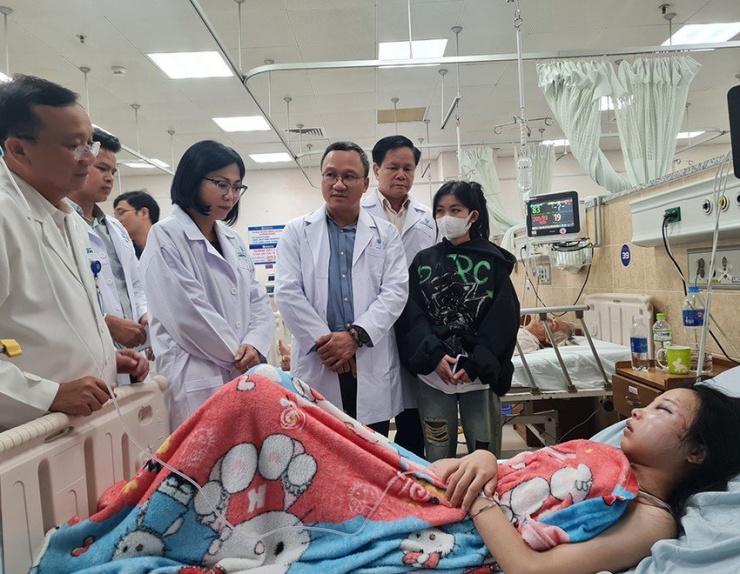 Ông Khuất Việt Hùng, Phó Chủ tịch chuyên trách Ủy ban An toàn giao thông Quốc gia và lãnh đạo tỉnh Đồng Nai thăm hỏi nạn nhân bị thương trong vụ tai nạn. Ảnh: VŨ HỘI