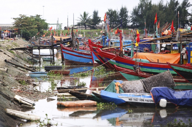 Tại Cảng cá Cửa Sót, 2 ngày nay cũng đã nhộn nhịp trở lại. Ở khu vực cửa biển, những con thuyền đánh cá ngược xuôi suốt ngày đêm.
