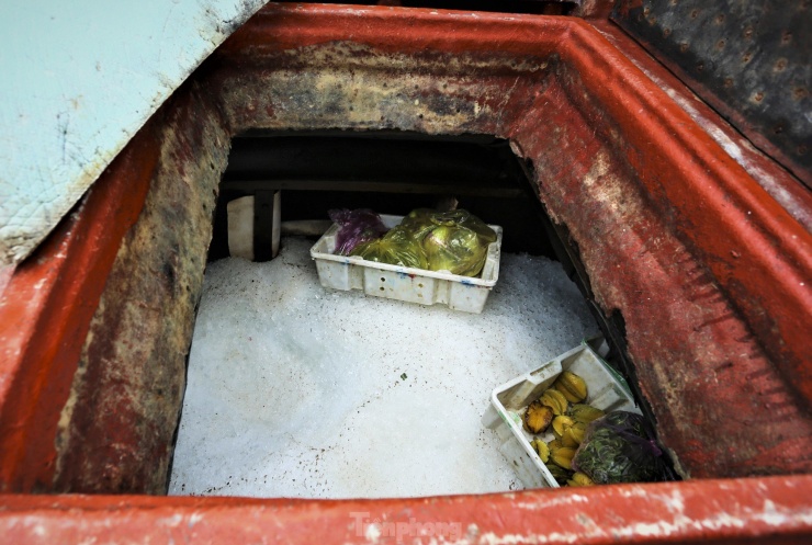 Ngư dân chuẩn bị xăng dầu, ngư lưới cụ, đá xay và thực phẩm chuẩn bị cho chuyến biển dài ngày .