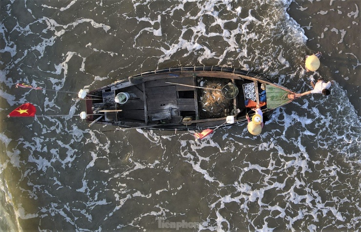 Lãnh đạo UBND xã Thịnh Lộc (huyện Lộc Hà) cho biết xã có đội tàu nhỏ, đánh bắt gần bờ. Những ngày qua, thời tiết nắng ấm, biển bình yên nên ngư dân đều cho tàu vươn khơi. Theo kinh nghiệm, sau các đợt biển động sẽ dễ trúng đậm tôm, cá.