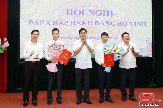 Thường trực Tỉnh ủy Sơn La tặng hoa chúc mừng 2 đồng chí được Ban Bí thư quyết định chuẩn y Ủy viên Ủy ban Kiểm tra Tỉnh ủy. Ảnh: Báo Sơn La