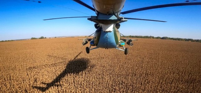 Các phi công Ukraine phải bay ở tầm thấp để tránh bị đối phương phát hiện. (Ảnh: Reuters)