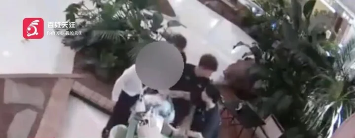 Anh Giang và đồng nghiệp đã ngăn cản hành động bạo lực của người mẹ nhưng lại nhận cái kết đắng. Ảnh: SCMP.