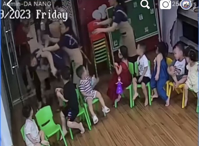 Hai giáo viên ẩu đả ngay trong lớp học trước sự chứng kiến của các em nhỏ. Ảnh: Cắt từ clip
