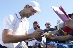Djokovic kiếm 170 triệu USD vẫn chưa vừa lòng, bị chê thi đấu ”vì tiền”