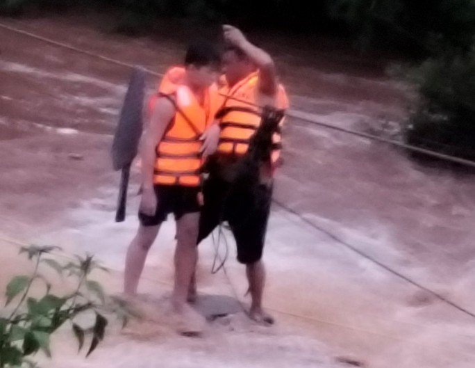 Nước suối lên cao, lực lượng chức năng phải vất vả mới giải cứu được các nạn nhân