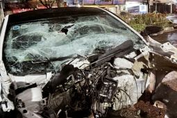 Tin tức trong ngày - Đầu ô tô bị xé toạc sau va chạm kinh hoàng gần cầu Sài Gòn