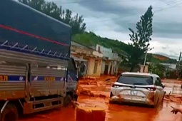 Tin tức trong ngày - Lũ cát đỏ ập xuống đường ven biển Phan Thiết làm sập mố cầu, phong tỏa cả tuyến đường