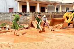 Tin tức trong ngày - Lũ cát, bùn đỏ chia cắt nhiều tuyến đường ven biển Phan Thiết, tràn vào nhà dân