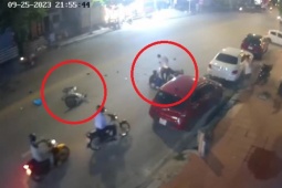 Tin tức trong ngày - Clip: Lái xe máy đánh võng vượt ô tô gặp nạn nằm gục, người dân vội vàng cứu giúp