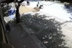 Tin tức trong ngày - Clip: Nữ sinh gặp tai nạn thương tâm khi đi qua khu vực phơi thóc trên quốc lộ