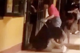 Tin tức trong ngày - Bố của nữ sinh quỳ “xin cô tha cho em”: “Tôi làm bố mà trái tim thắt lại”