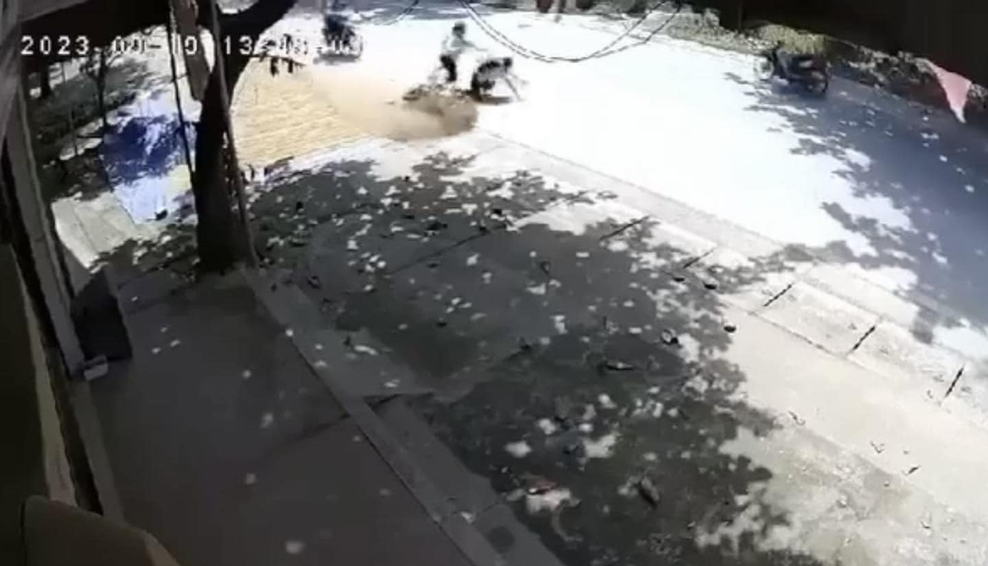 2 nữ sinh khi đi qua khu vực phơi thóc của người dân không may bị mất lái, ngã nhào ra đường.