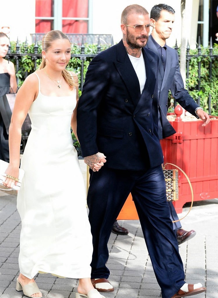 David Beckham và con gái - Harper Beckham nắm chặt tay nhau khi&nbsp;đến xem vợ ra mắt bộ sưu tập mới.&nbsp;