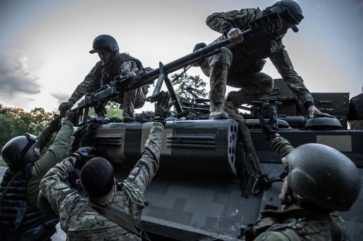 Binh sĩ Ukranie đưa vũ khí lên một chiếc xe bọc thép vào ngày 24/5/2022.