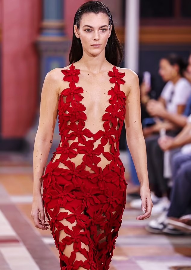 Nữ người mẫu&nbsp;Vittoria Ceretti diện mốt váy gợi cảm gây chú ý.