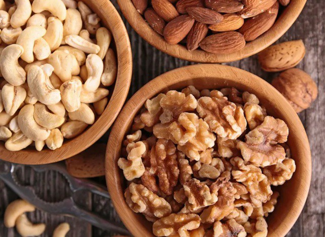 Chất béo lành mạnh, giàu vitamin E như các loại hạt (hạnh nhân, óc chó, hạt điều) tăng cường sức khỏe tình dục của bạn.