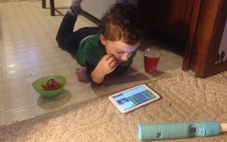 Cậu bé thông minh vượt qua quy tắc của cha mẹ mình: Không có iPad trong bếp và không có thức ăn trong phòng khách.
