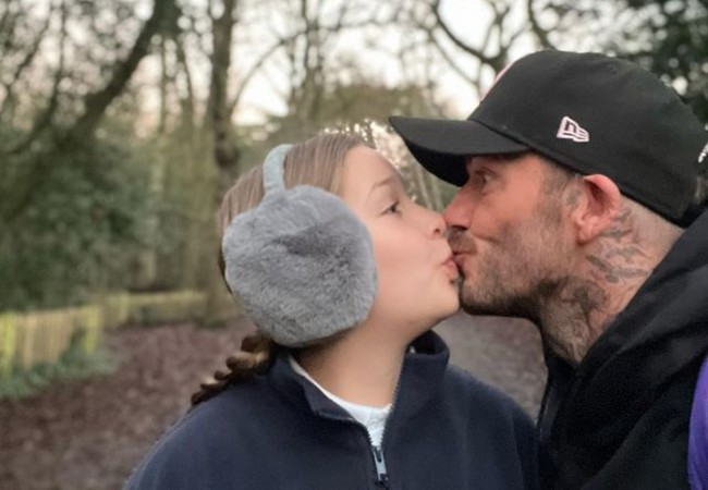 David Beckham nhiều lần đăng tải hình ảnh hôn môi con gái lên mạng xã hội, ở nhiều sự kiện khác nhau.&nbsp;