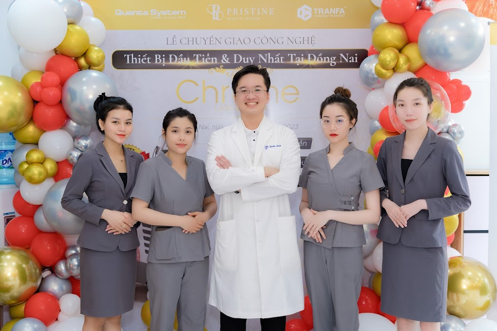 Đội ngũ nhân viên tại Pristine Beauty Center và bác sĩ chuyên khoa I da liễu Lê Quốc Anh