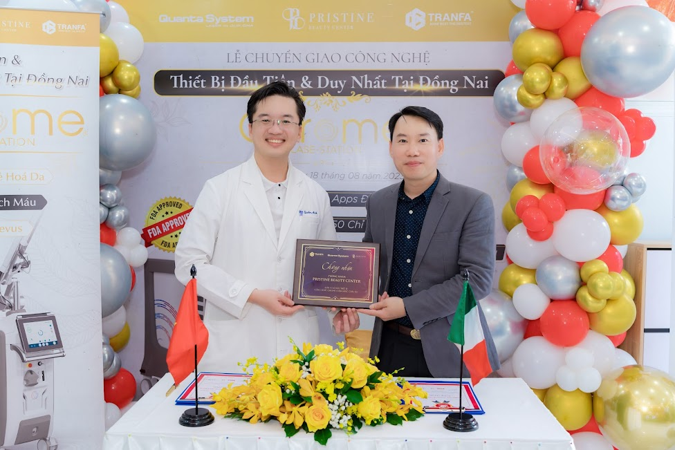 Mr. Thành trao bằng chứng nhận sở hữu và đào tạo sử dụng máy Chrome cho bác sĩ Lê Quốc Anh