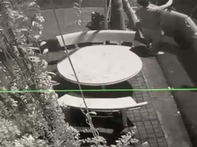 Pháp luật - CLIP: Bé gái 3 tuổi bị bắt cóc đòi 2 tỉ đồng được gia đình đón rời khỏi khách sạn