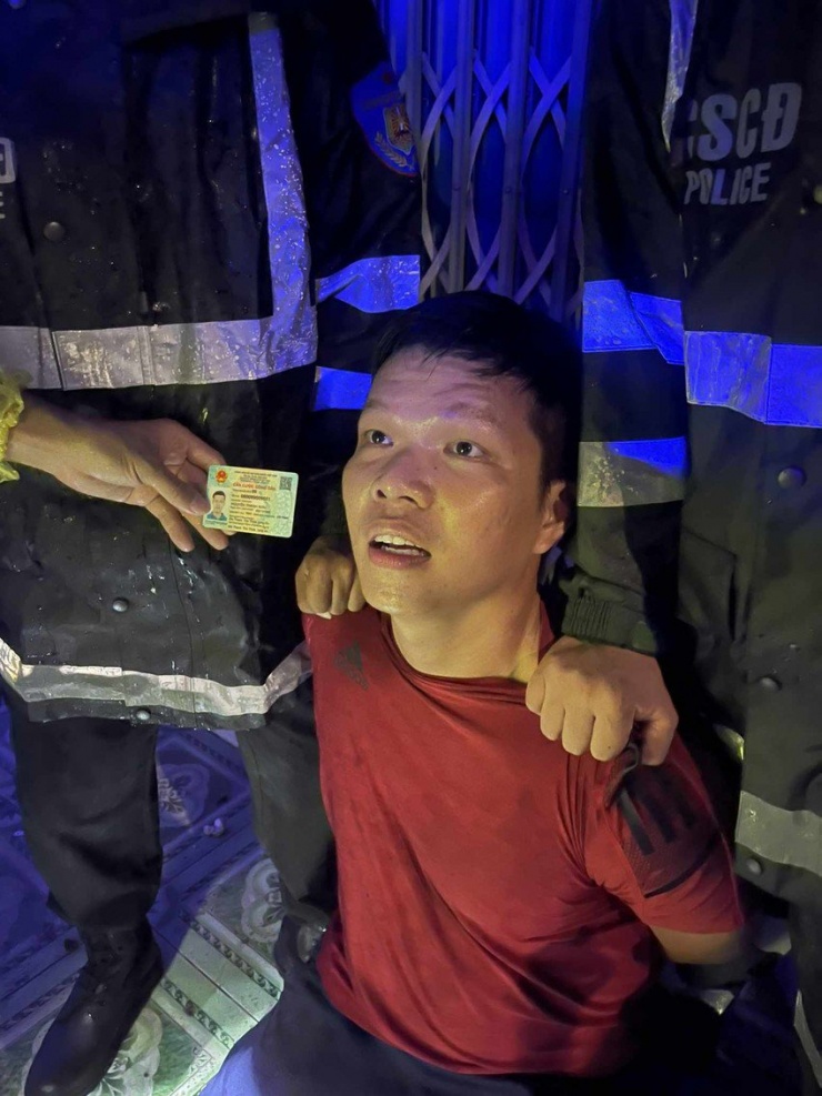 Nghi phạm Nguyễn Thanh Sơn bị cảnh sát bắt giữ. Ảnh: VH