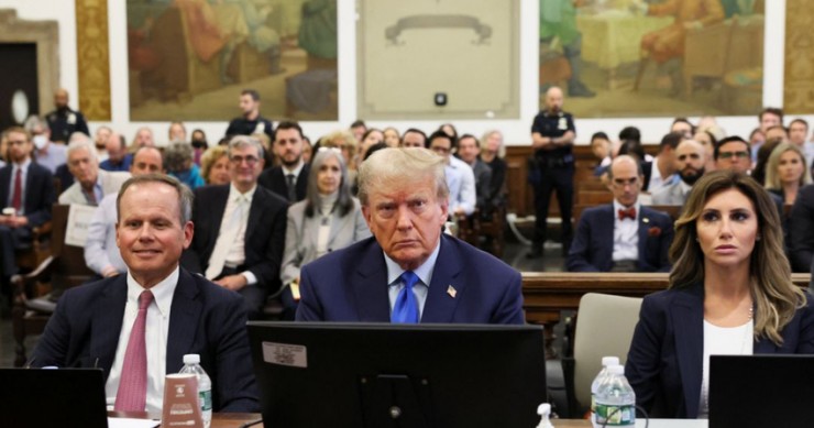 Cựu Tổng thống Donald Trump (giữa) trong phiên tòa ngày 2-10 ở New York (Mỹ). Ảnh: REUTERS