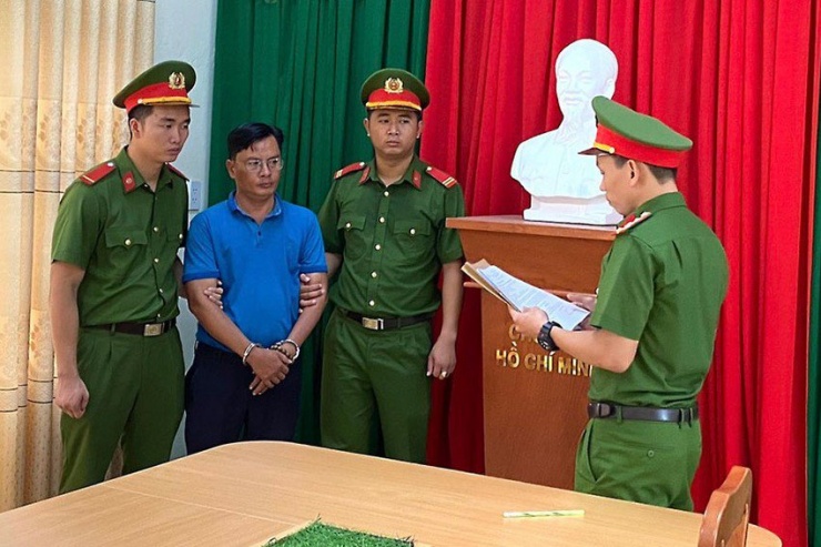Cơ quan CSĐT tống đạt lệnh bắt tạm giam đối với bị can Lê Văn Thành. Ảnh: CA
