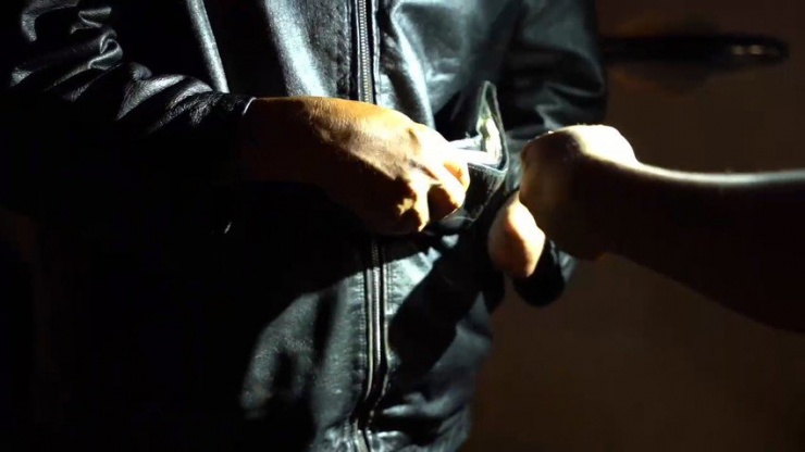 Ông NVH khi bị cơ quan chức năng kiểm tra. Ảnh: CACC