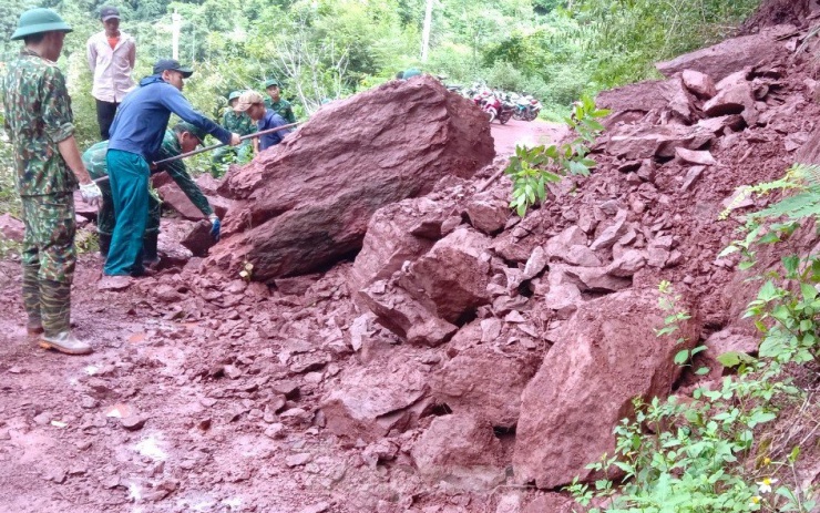 Theo báo cáo của UBND huyện Kỳ Sơn, trên địa bàn huyện này bắt đầu mưa lớn từ ngày 26/9 và xảy ra lũ lụt , sạt lở. Mưa lũ đã khiến huyện này thiệt hại nặng nề về các công trình công cộng, đường đi và tài sản người dân. Ước tính ban đầu, đợt lũ này gây thiệt hại cho huyện Kỳ Sơn gần 110 tỷ đồng.