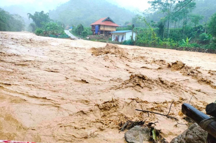 Ngày 2/10, ông Thò Bá Rê - Phó Chủ tịch UBND huyện Kỳ Sơn (Nghệ An) cho biết, mặc dù trên địa bàn huyện mưa không còn, nước lũ đã giảm bớt song nước trên các con sông, suối nhiều nơi vẫn còn cao gây ngập một số tuyến đường, cầu tràn dân sinh. Nhiều tuyến đường bị đất đá sạt lở vùi lấp gây ách tắc giao thông trên địa bàn.
