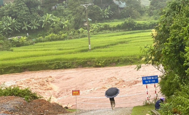 Tuyến đường qua các xã Huồi Tụ - Na Loi- Đoọc Mạy- Keng Đu có chiều dài tuyến 43km bị sạt lở nặng tại 2 điểm. Trong đó có điểm sạt lở taluy dương dài 15m, rộng 3m, cao 1,2m và có điểm sạt với khối lượng đất 500m3. Các phương tiện giao thông không lưu thông được.