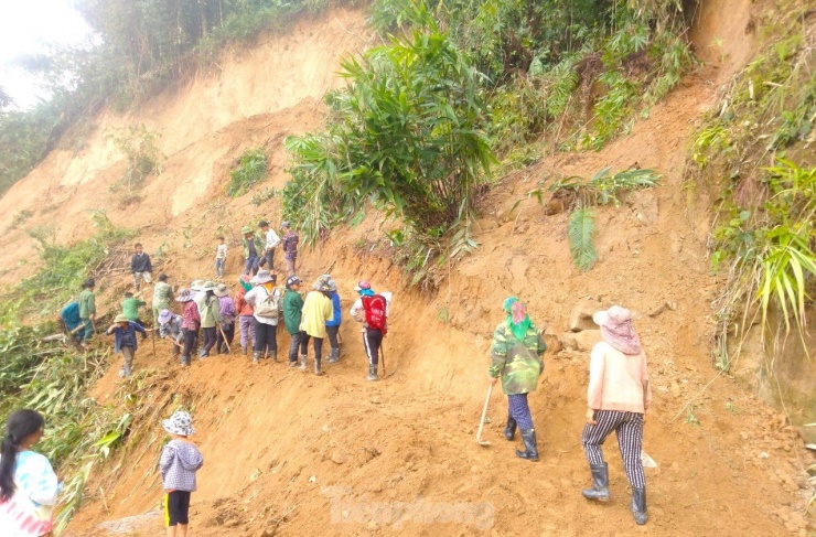 Tuyến đường nhánh từ bản Lưu Hòa (xã Chiêu Lưu) đi bản Xốp Thặp (xã Hữu Lập) bị đứt 1 đoạn đường dài 7m, đất đá trôi ra đường dài 40m.