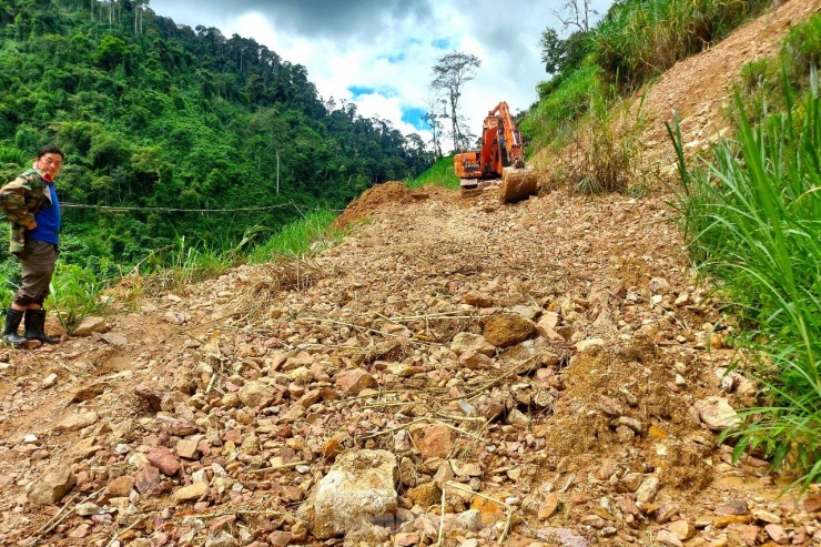 Tuyến đường bản Xiêng Thù (xã Chiêu Lưu) - đi xã Bảo Thắng có 5 tràn thấp nên bị nước ngập gây cô lập các bản xung quanh dài ngày. Trên tuyến này cũng có 2 điểm sạt lở với gần 900m3 đất đá khiến giao thông bị ảnh hưởng.
