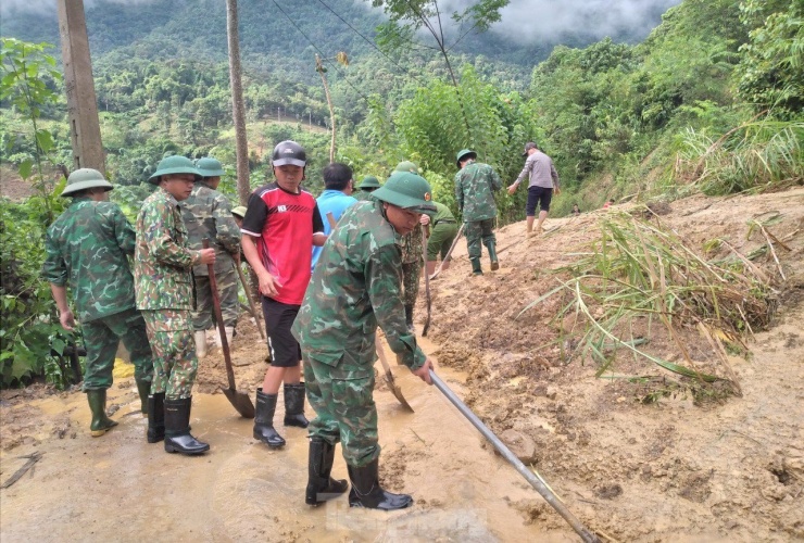 Sau khi mưa tạnh, lũ rút, những ngày qua các lực lượng chức năng trên địa bàn huyện Kỳ Sơn đã được huy động để khắc phục những điểm sạt lở , thông những tuyến đường giao thông cho xe đi lại.