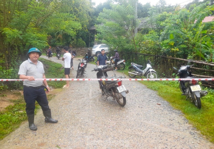 Hiện tại có hàng trăm điểm sạt lở lớn nhỏ trên các tuyến từ trung tâm các xã đến các bản và đường nội bản vẫn chưa thể thông đường. Các cơ quan chức năng huyện Kỳ Sơn đã đến kiểm tra, chăng dây, cắm biển cảnh báo để người dân không đi vào những vị trí nguy hiểm.